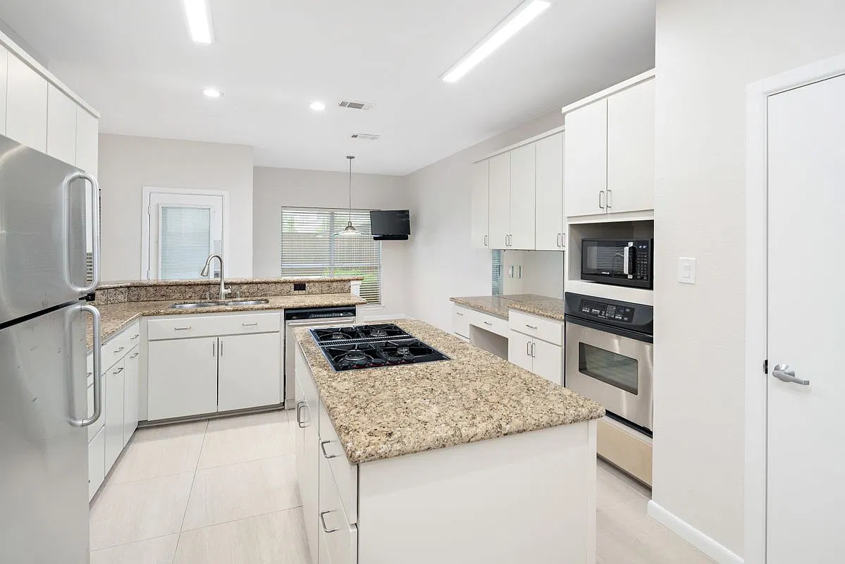 3 bed, 2.5 bath, 2976 sqft, $3,200 — Photo 3