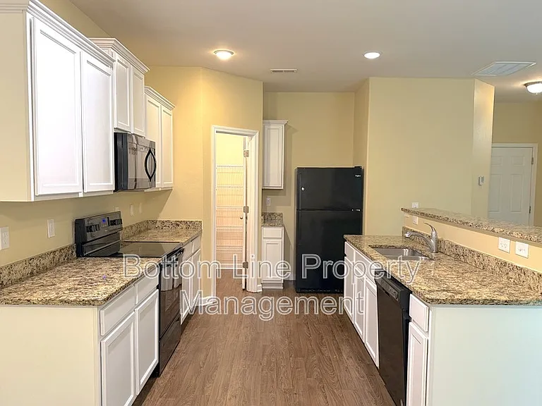 1321 Waylon Ave — Photo 6