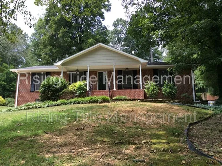 1928 Poplar Dr — Photo 2
