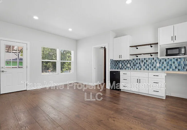 216 E Fest St — Photo 7