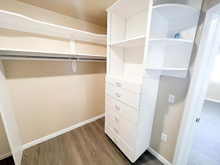 1060 N Louis St — Photo 3