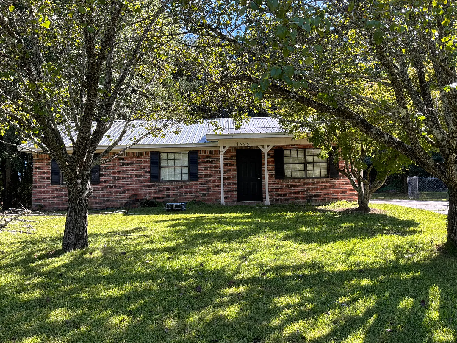 3 bed, 1050 sqft, $1,550 — Photo 2