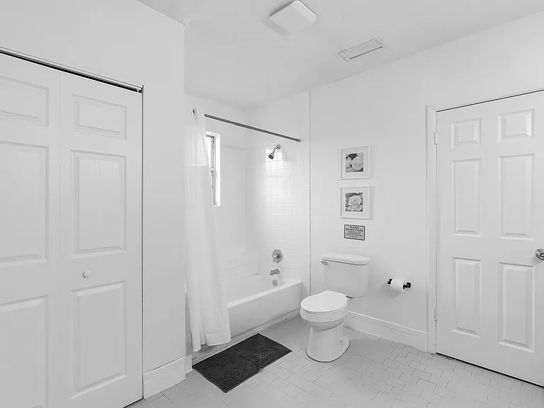 Large bathroom with shower-tub combo & extra closet space Sanford, FL