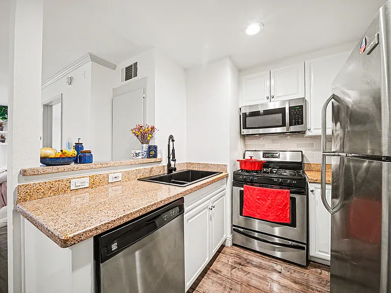 5530 Owensmouth Ave #210 — Photo 3