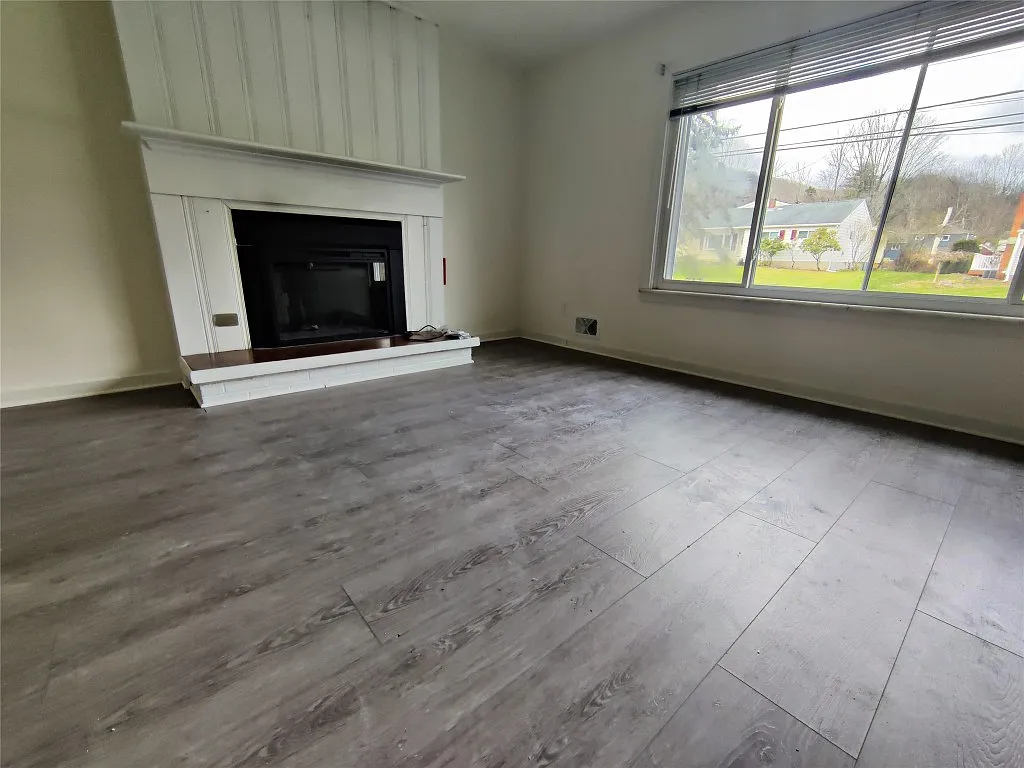 3 bed, 1.5 bath, 1504 sqft, $2,100 — Photo 2