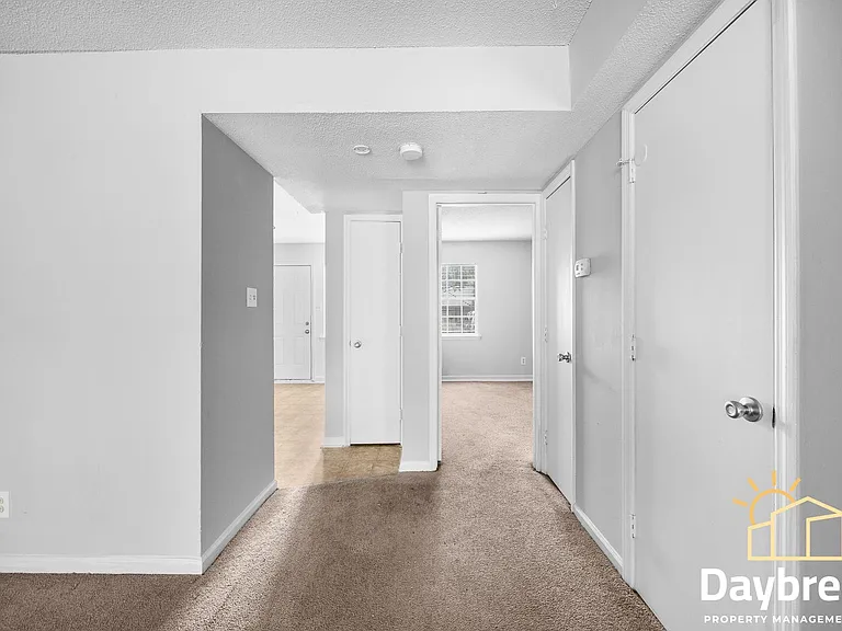 10910 Queen Ann Ct — Photo 6