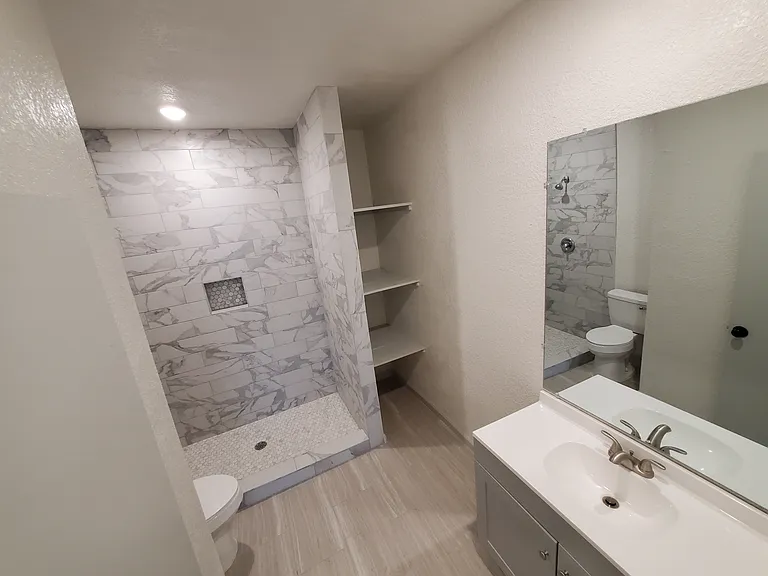 1923 W Poplar St — Photo 17