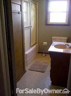 Bathrooom #1
						:
						Tub w/ shower 
Built-in storage