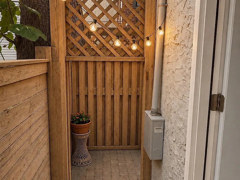 2332 Catharine St — Photo 20