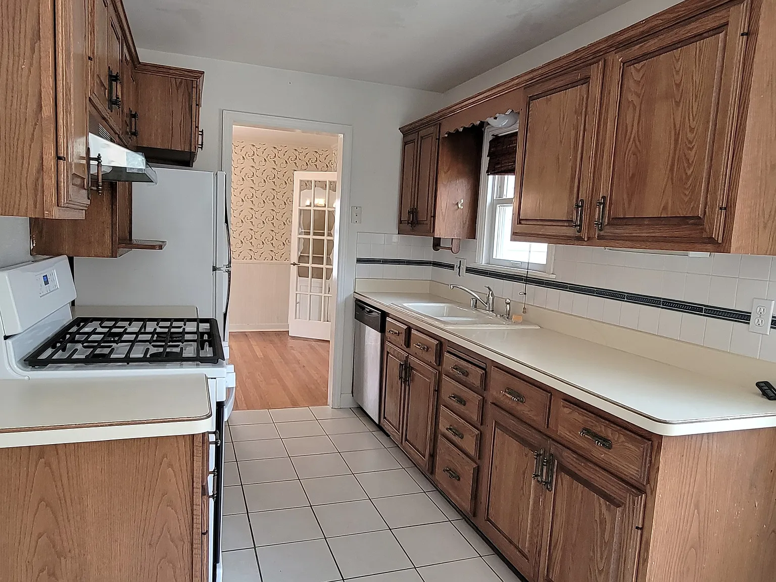 3 bed, 1.5 bath, 2000 sqft, $2,495 — Photo 2