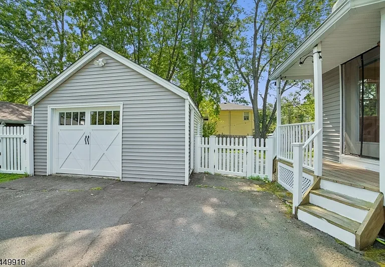 18 Columbia Ave — Photo 21