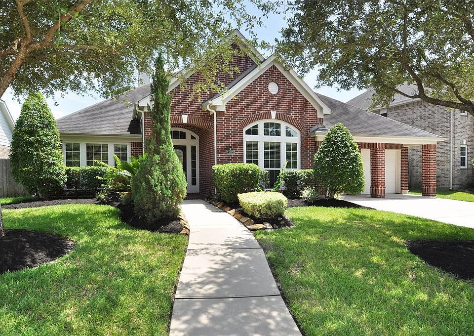 Beautiful 1.5-story home located in a cul-de-sac street. Your new home is close to new shopping and entertaining. The West Lake Houston area is growing!