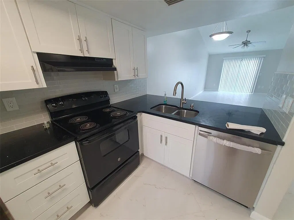 2 bed, 2.0 bath, 1000 sqft, $1,900 — Photo 4