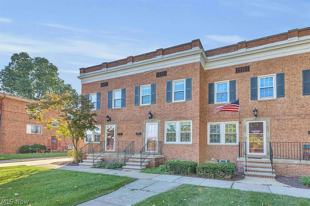 2 bed, 1.0 bath, 896 sqft, $1,950 — Photo 1