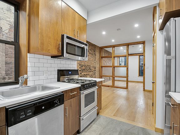 3rd image of 98 Suffolk St APT 2c