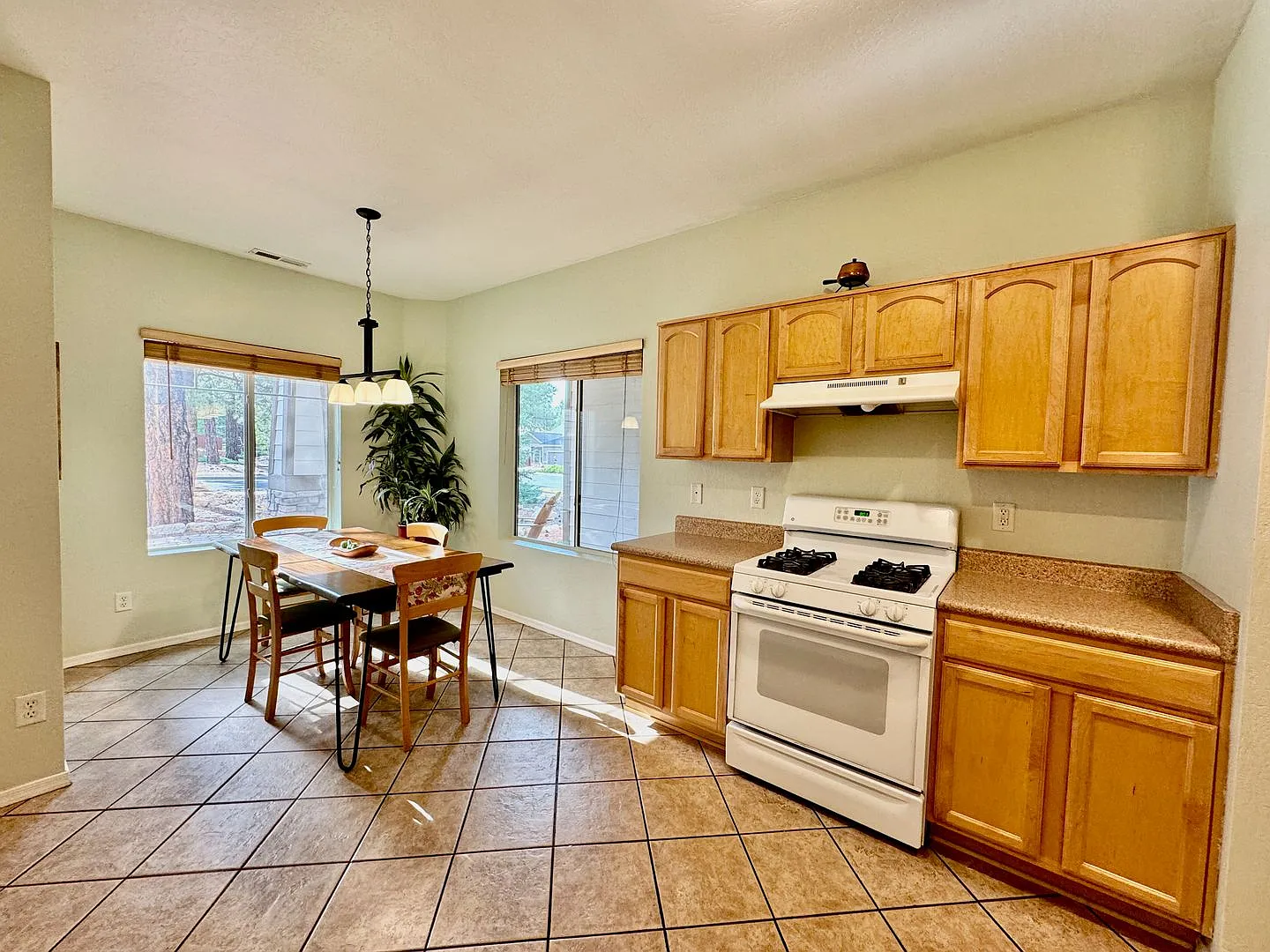 ponderosa trails 3 bedroom furnished home — Photo 4