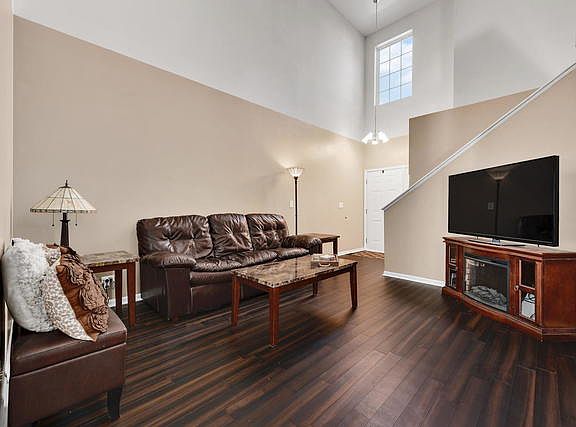 4th image of 305 Thornwood Way Unit B