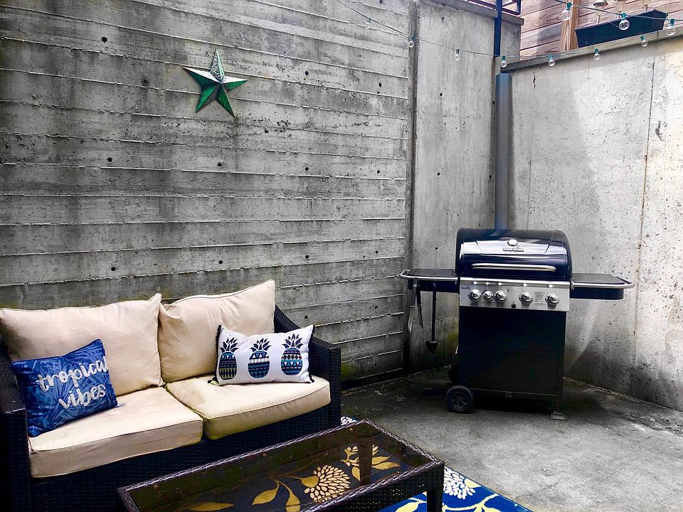 Outdoor space, apartment comes with grill!