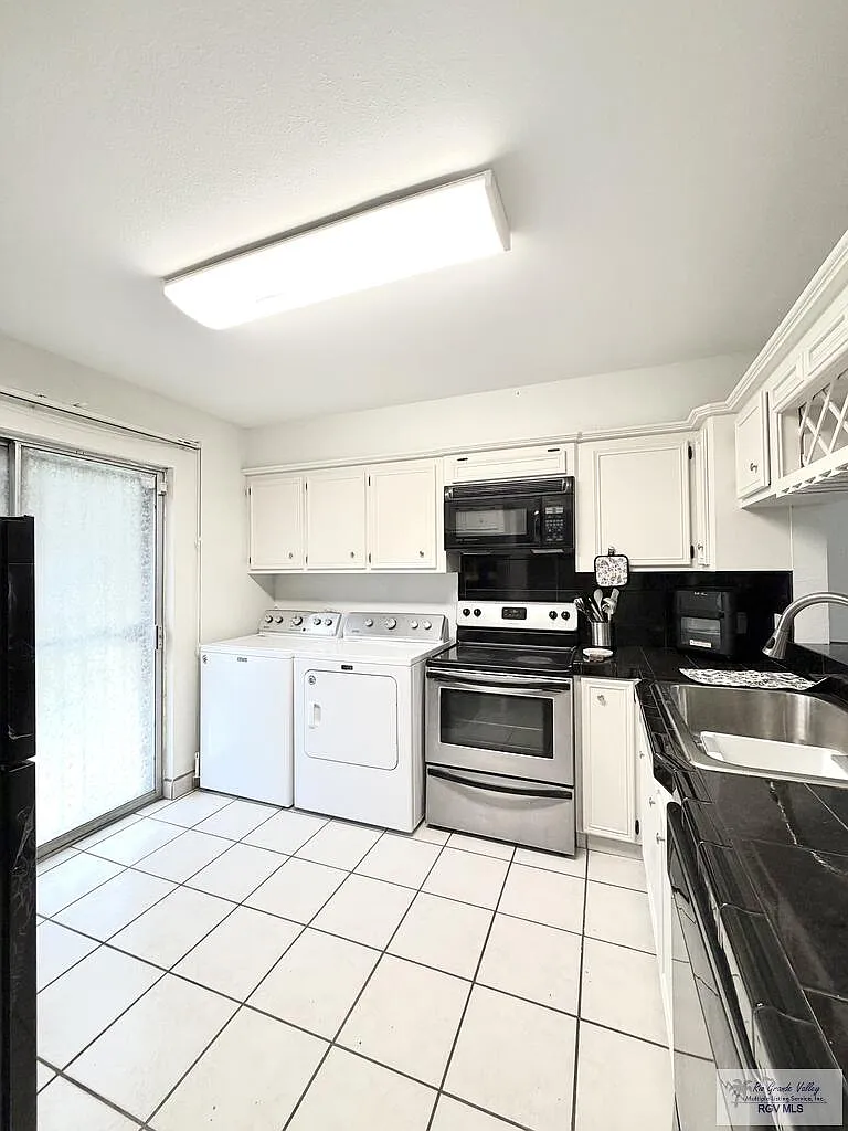 2 bed, 1.5 bath, 1319 sqft, $1,750 — Photo 3