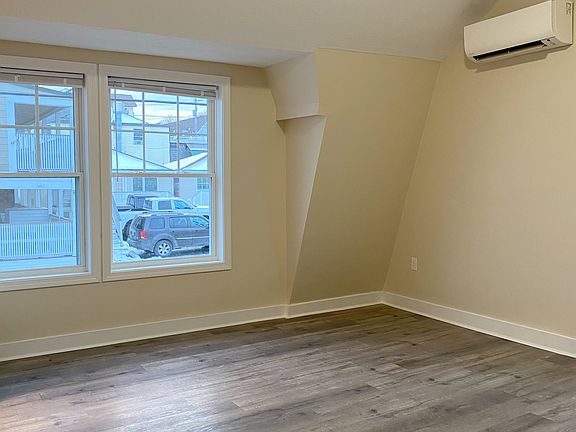 4th image of 18 Imperial St #201