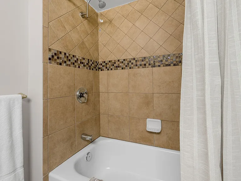 THE VANTAGE APARTMENTS — Photo 12