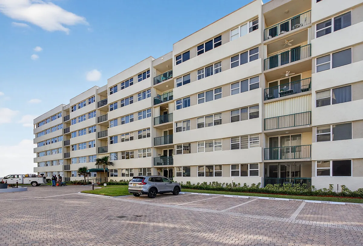 Building Photo - 1237 Hillsboro Mile #407