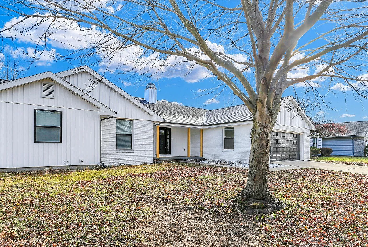 Charming 3-Bedroom Home with Private Backyard Retreat — Photo 2