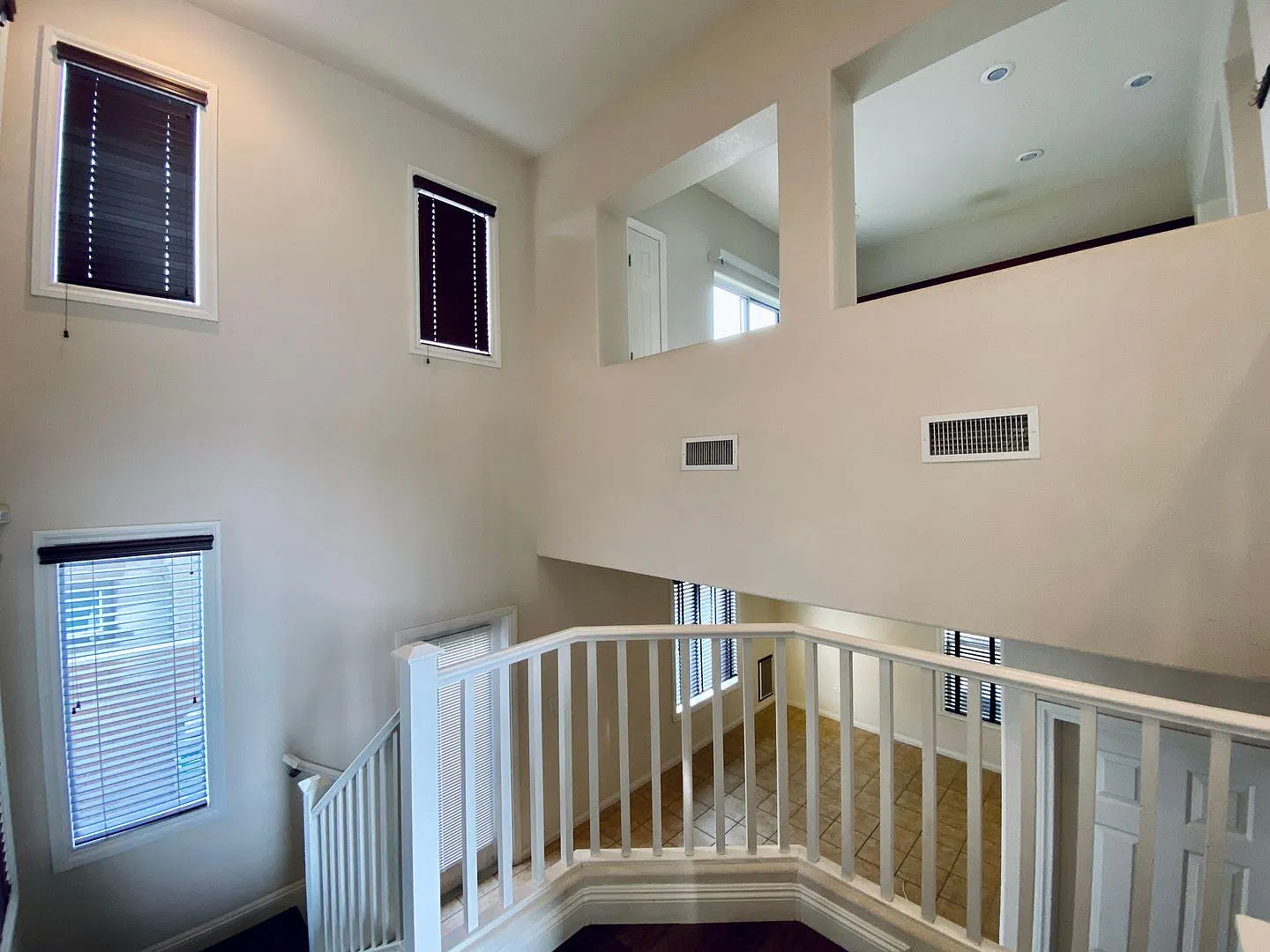 Beautiful 3 Story Family House With Hardwood Flooring, 3 Bedrooms, Master Bath With Separate Tub ... — Photo 4