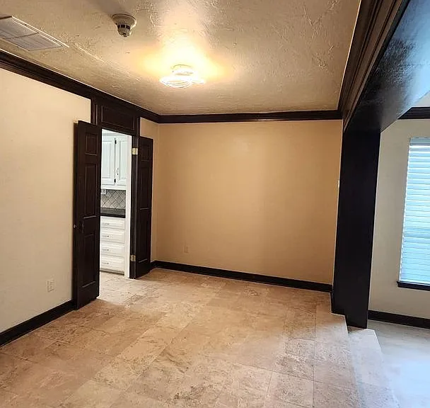 7900 Lakehurst Dr — Photo 6