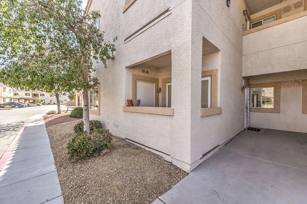 Building Photo - 855 N Stephanie St #1015