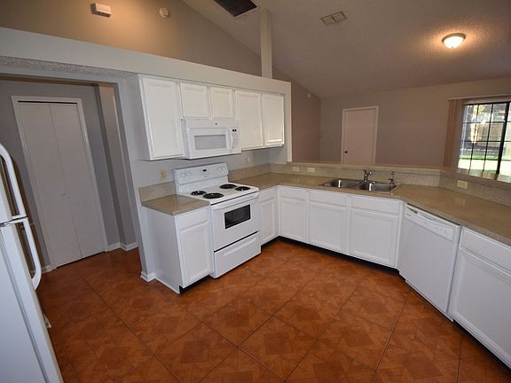 3rd image of 1706 Ashwood Cir