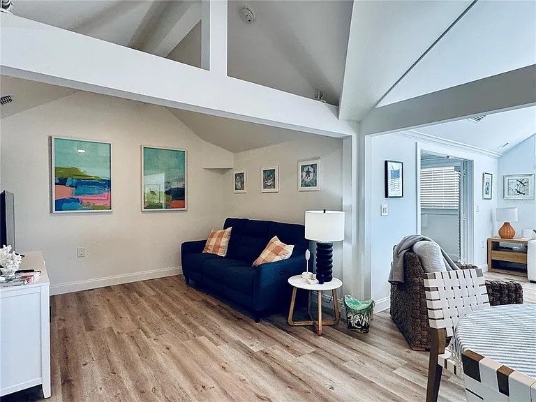 701 Broadway St — Photo 15