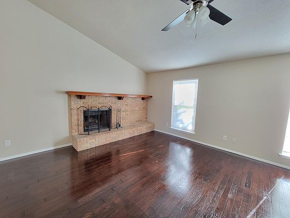 3rd image of 411 Thorn Wood Dr