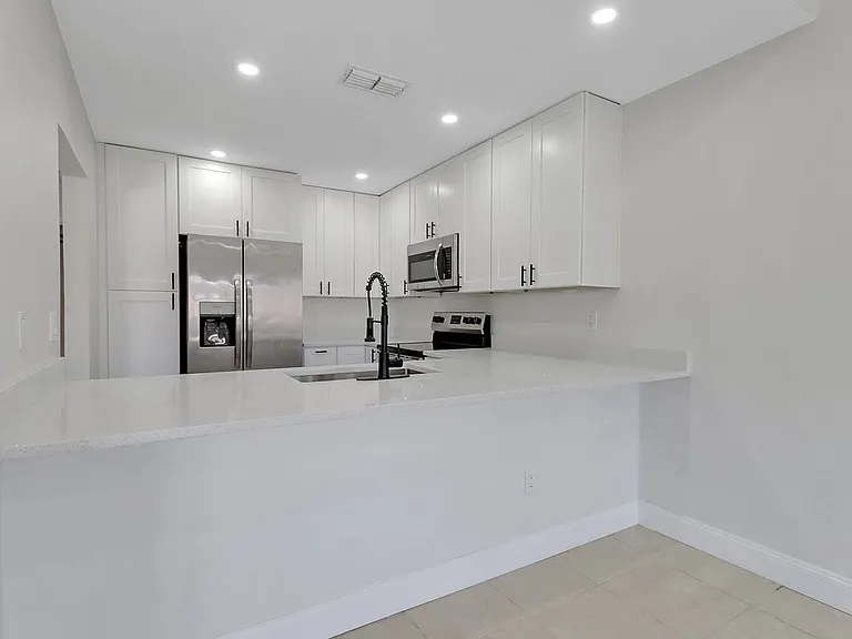 6350 Royal Woods Dr — Photo 7