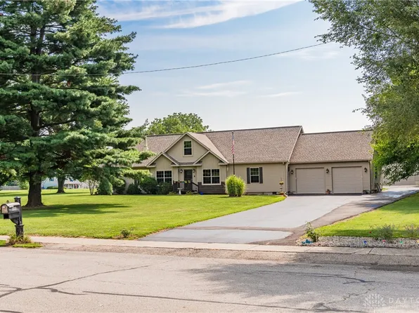 945 Ormsby Dr, Xenia, OH 45385