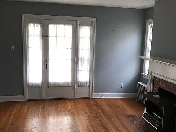 4th image of 107 N Broadway Park APT 2
