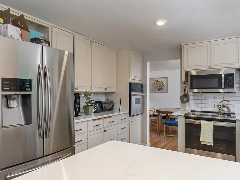 1565 Flintridge Ave — Photo 13