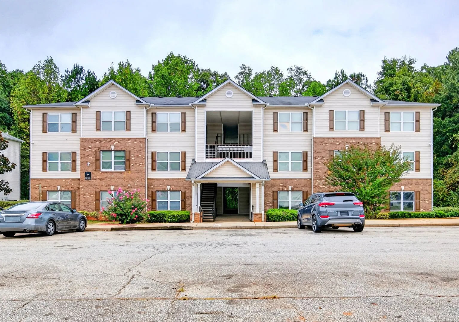 Top Floor Three-Bedroom Condo in Decatur! Vouchers Accepted! — Photo 2