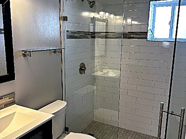1102 E Sleepy Hollow Ln — Photo 5