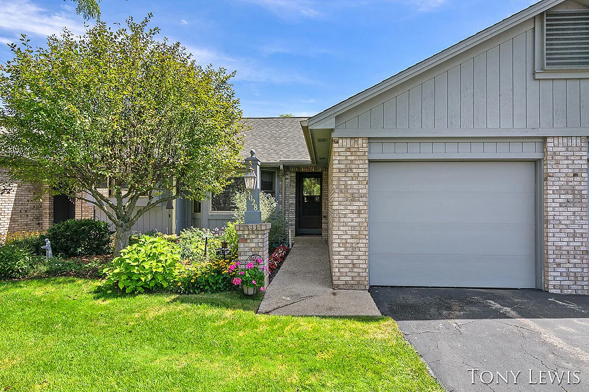3028 Maple Villa Dr SE photo 1