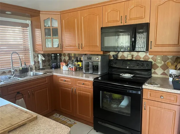 4720 SW 62nd Way APT 101, Davie, FL 33314