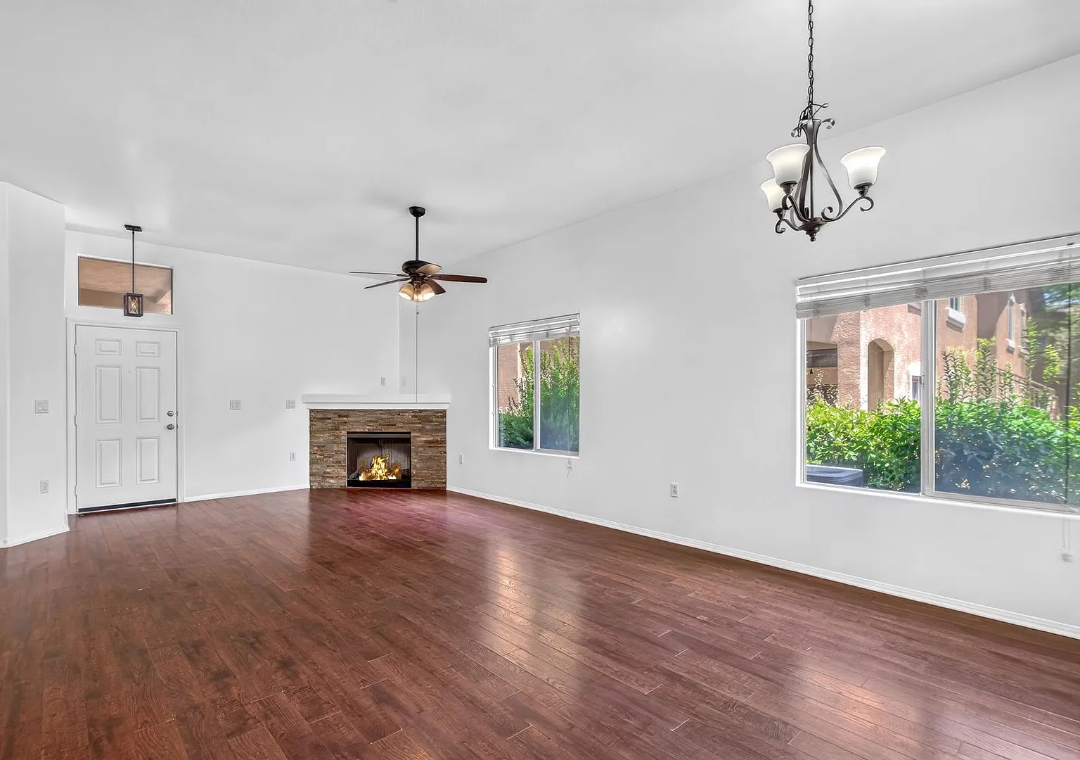 *Move-In Ready* Lower Level 2-Bedroom 2-Bath Condo! — Photo 4