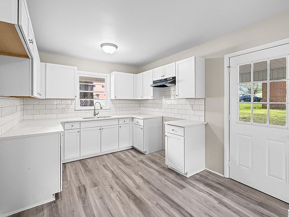 5th image of 943 3rd Ave NW