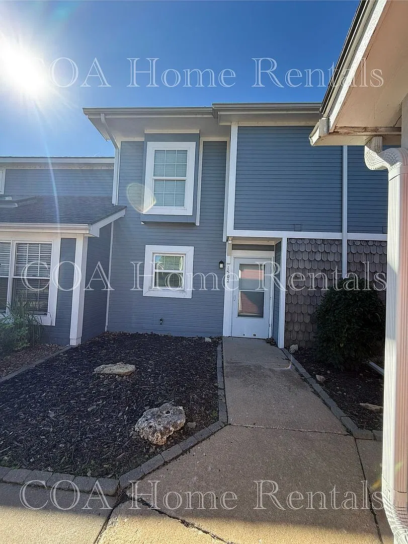 Beautiful Remodeled Town Home — Photo 1