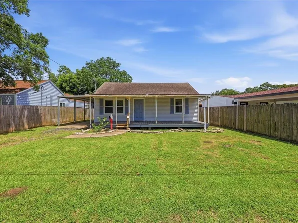 7169 Leonard St, Groves, TX 77619