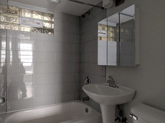 2nd image of 2200 W Foster Ave #2209grd