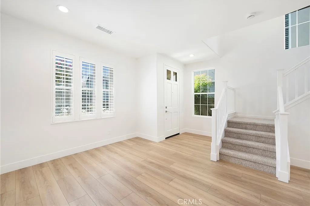 3 bed, 2.5 bath, 1861 sqft, $5,998 — Photo 4