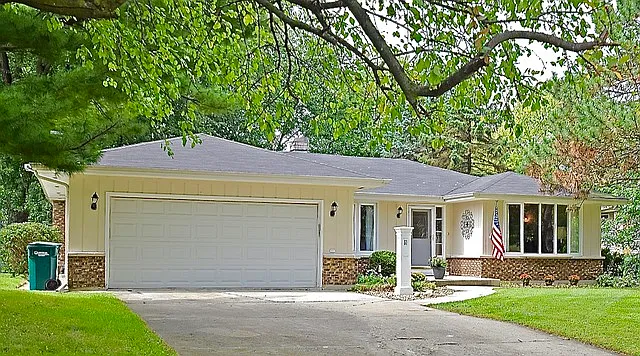 51 Mayflower Dr photo 1