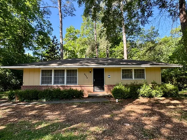 2534 Huntington Dr — Photo 1