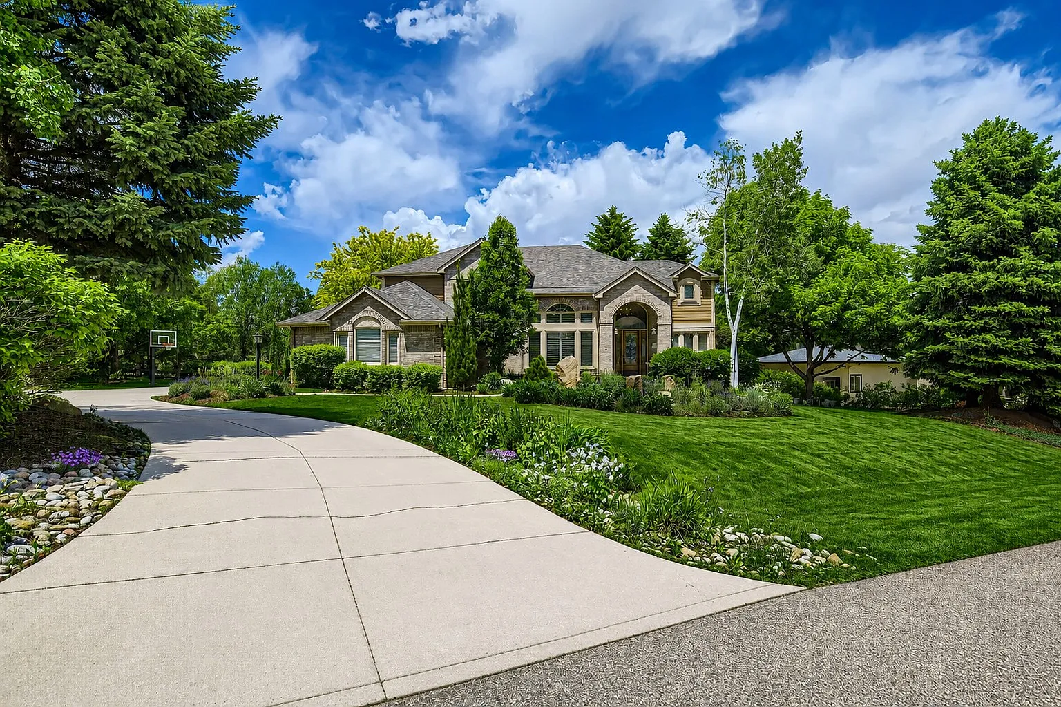 5 bed, 5537 sqft, $8,500 — Photo 1